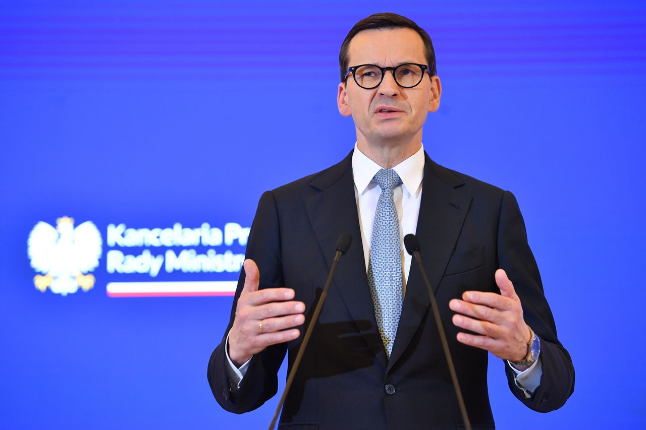 Premier Mateusz Morawiecki podczas konferencji prasowej po posiedzeniu rządu w nocy z 15 na 16 bm. w związku z eksplozją w Przewodowie