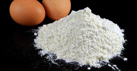 Biała mąka pszenna (przemysłowa), zaw. białka 9% (wzbogacona, bielona)