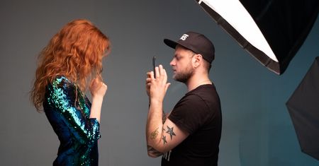 Jak zrobić zdjęcia w studiu przy użyciu smartfona?