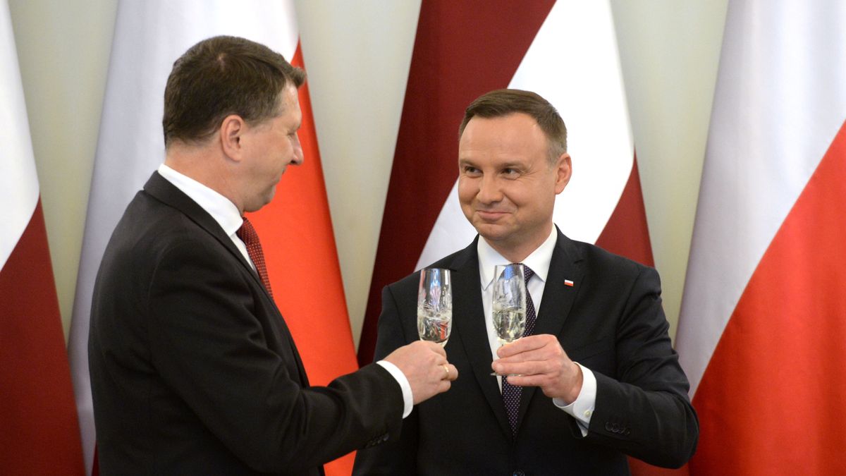 Warszawa, 15.05.2017. Prezydent RP Andrzej Duda i prezydent Łotwy Raimonds Vejonis. Łotwa wprowadziła euro 1 stycznia 2014 r.