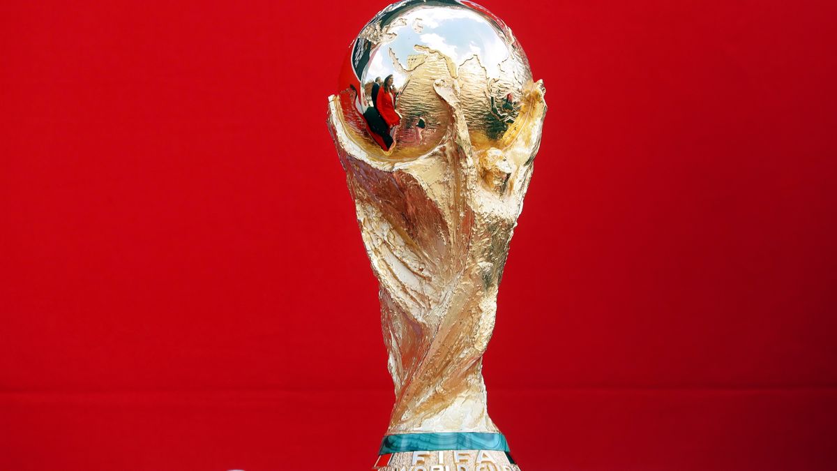 Zdjęcie okładkowe artykułu: PAP/EPA / MAXIM SHIPENKOV / Na zdjęciu: trofeum Pucharu Świata FIFA