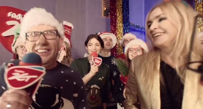 Monika Olejnik, Szymon Majewski, Rafał Bryndal i ekipa „Dzień dobry bardzo” śpiewają kolędę w Radiu ZET