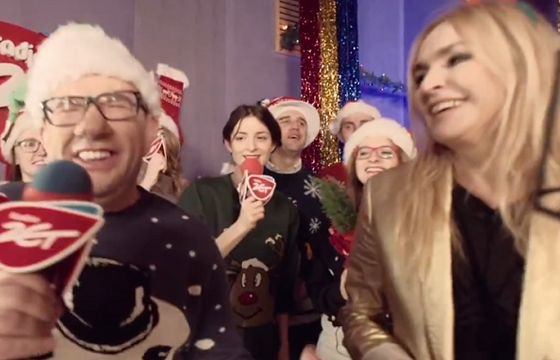 Monika Olejnik, Szymon Majewski, Rafał Bryndal i ekipa „Dzień dobry bardzo” śpiewają kolędę w Radiu ZET