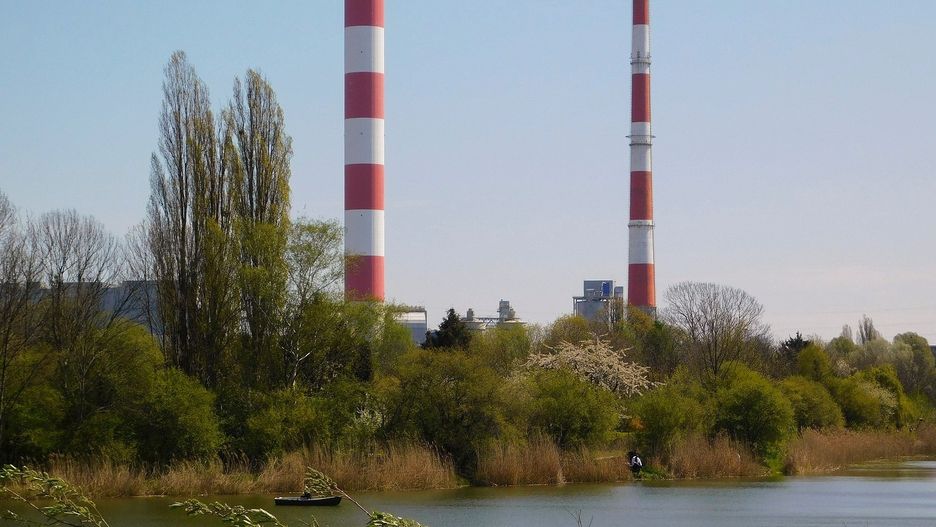 Warszawa. Nad Jeziorkiem Czerniakowskim powinno być spokojniej, a wypoczywające tu osoby poczują się bezpieczniej. Nad wodę aż do 20 września zaglądać będą patrole złożone z funkcjonariuszy policji i straży miejskiej (polska-org.pl)