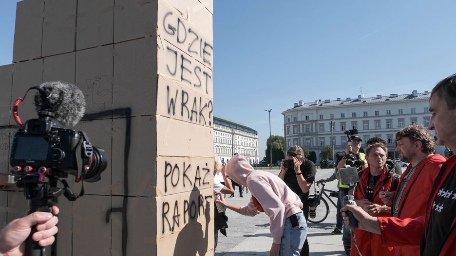 uczestnicy happeninguMateusz Marekhappening, miesi�cznica, plac Pi�sudskiego, polityka, Pomnik, rocznica katastrofy smole�skiej, smole�ska, Warszawa