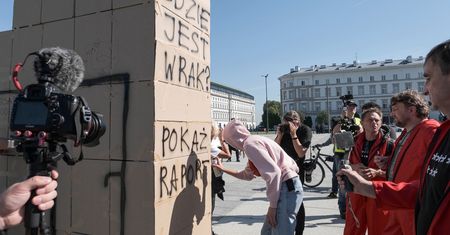 Miesięcznica katastrofy smoleńskiej. Pod pomnikiem rozległy się okrzyki