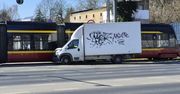 Łódź: Wypadek na Bałutach. Samochód dostawczy uderzył w tramwaj