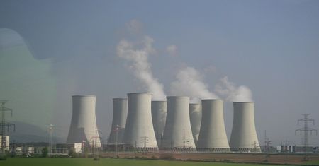 Pożar w elektrowni jądrowej. Służby w akcji