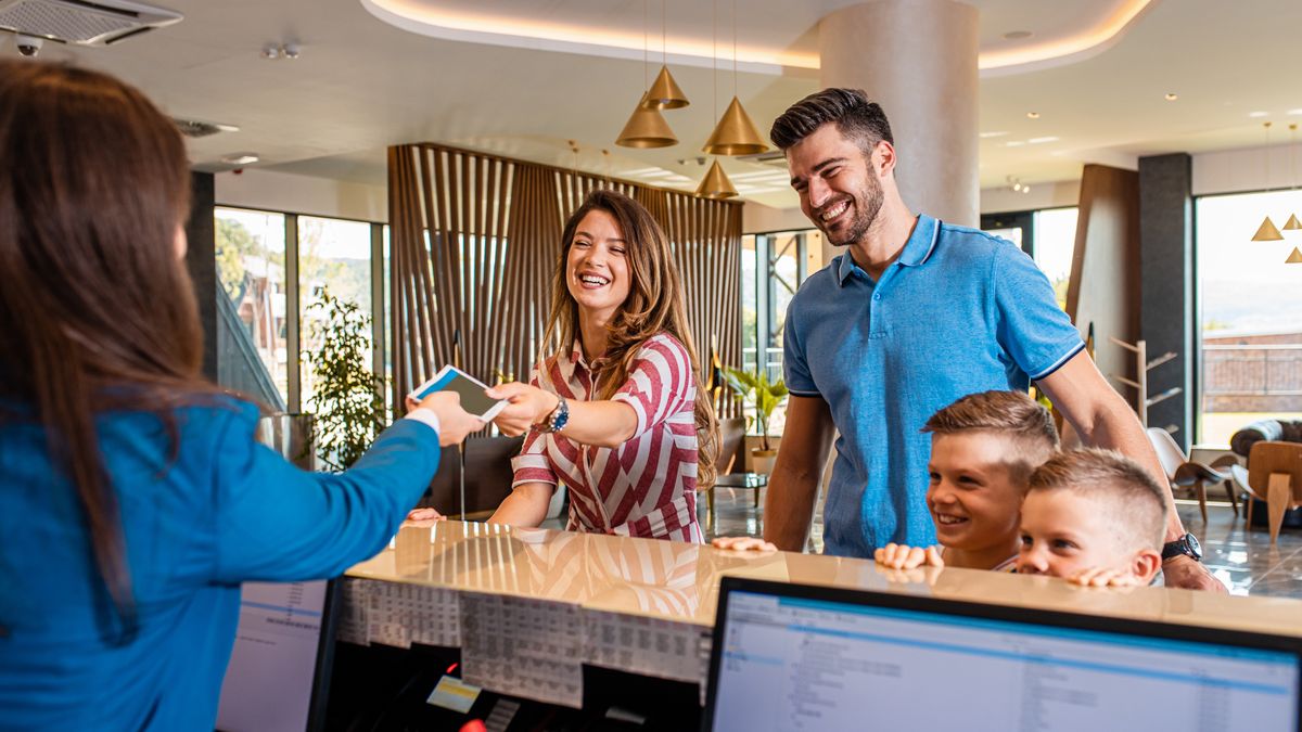 Turystka zastanawia się, jakie zwyczaje panują w Turcji podczas meldunku w hotelu