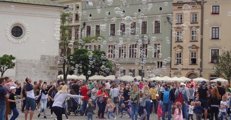 Rząd zniesie stan epidemii i obostrzenia? Część ekspertów jest przeciwnych
