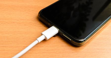 Ładujesz telefon do 100 procent? Nie każdy ma świadomość