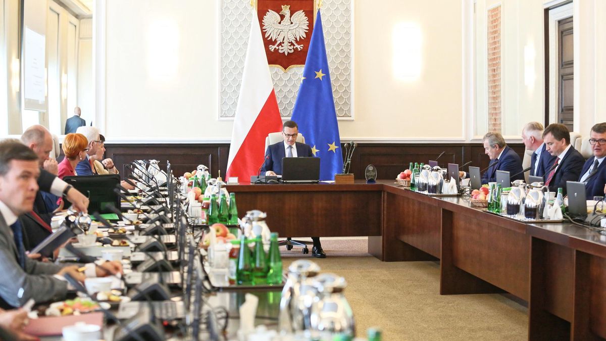 Rządowy projekt budżetu na przyszły rok to krok w dobrą stronę, ale zbyt wolny - ocenia ekonomista Stanisław Gomułka