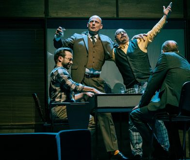 "Na rauszu" w Teatrze Polonia. Uśmierzyć ból istnienia [RECENZJA]