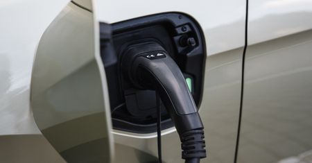 Kierowcy nie ładują hybryd plug-in. Niemcy chcą ich zmusić
