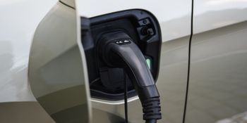 Kierowcy nie ładują hybryd plug-in. Niemcy chcą ich zmusić