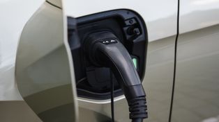 Kierowcy nie ładują hybryd plug-in. Niemcy chcą ich zmusić