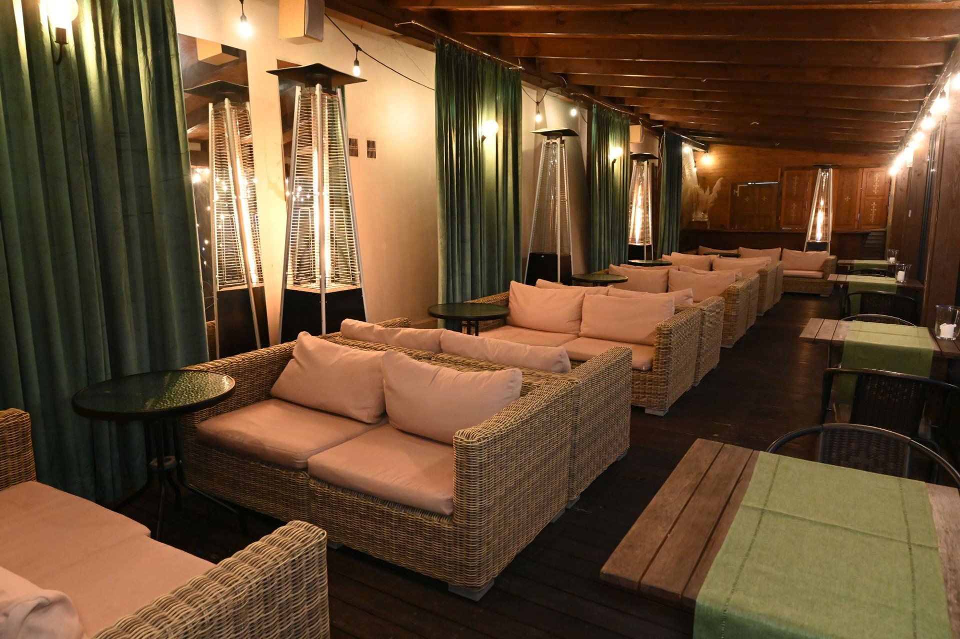 Miejsc w środku nie brakuje.