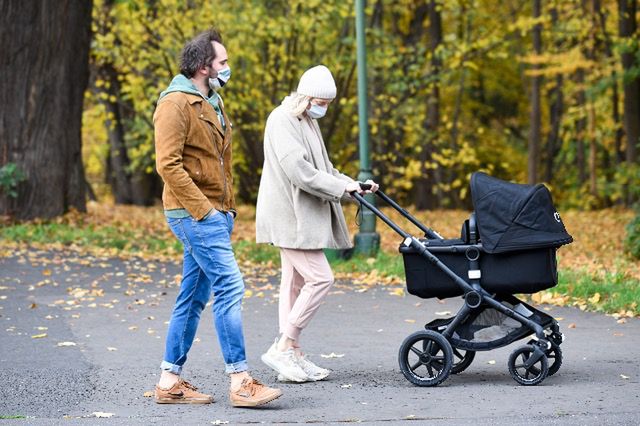 Lara Gessler i Piotr Szeląg na spacerze z córką