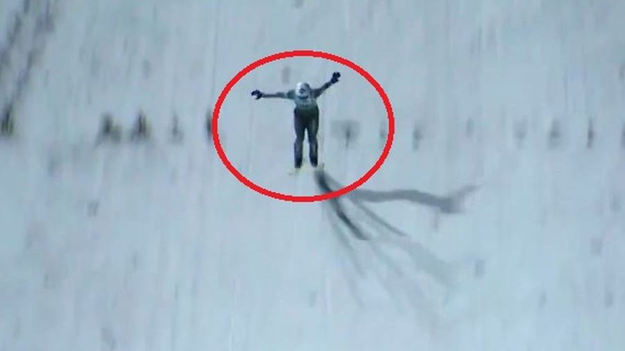 Twitter / TVP Sport / Kamil Stoch ląduję na 146. metrze w Engelbergu