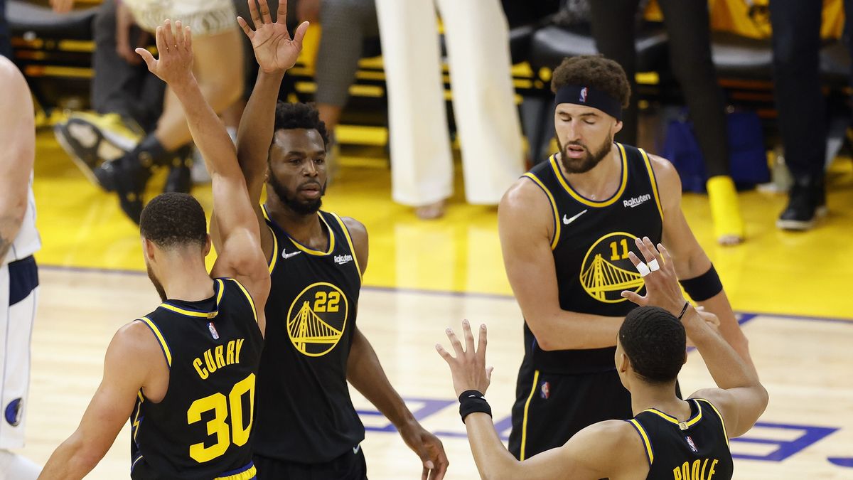 PAP/EPA / JOHN G. MABANGLO / Na zdjęciu: koszykarze Golden State Warriors