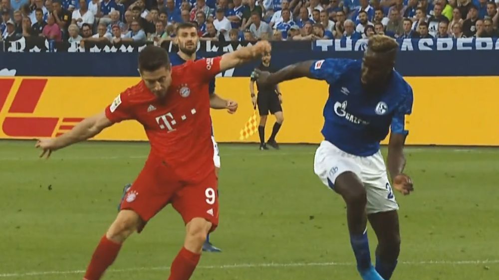 Robert Lewandowski strzela gola w meczu z Schalke 04