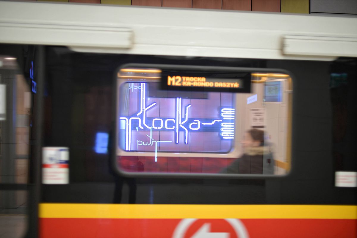 Warszawa. Wolskie stacje metra pojawiły się na tablicach i mapach na pozostałych stacjach
