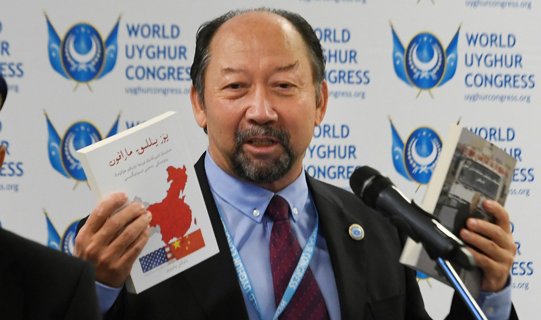 Dr Erkin Sidick przemawia podczas walnego zgromadzenia Światowego Kongresu Ujgurów