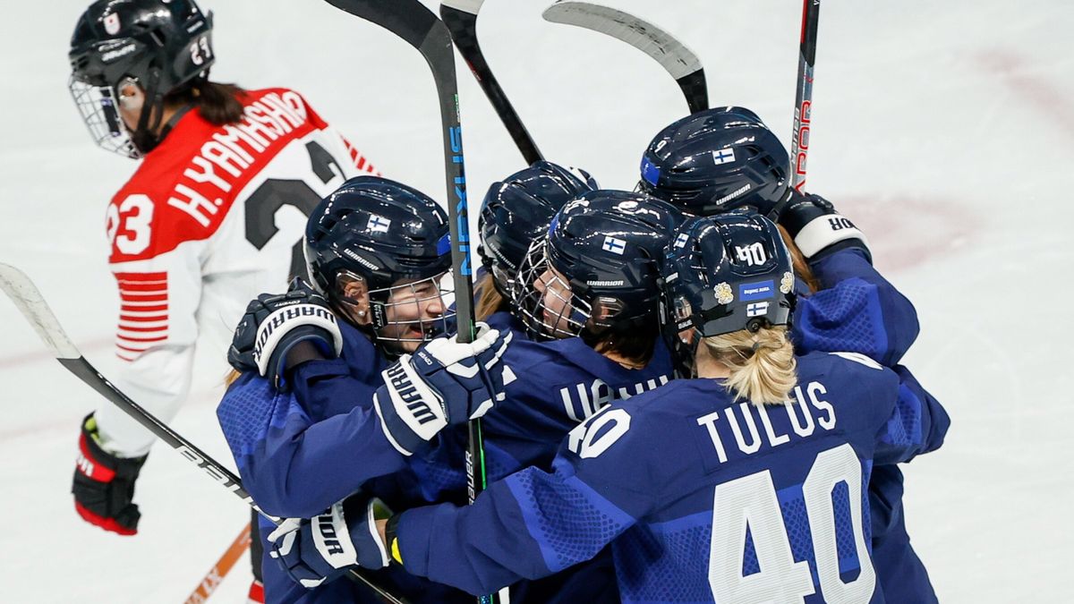 PAP/EPA / MARK CRISTINO / Na zdjęciu: Finki cieszą się z gola