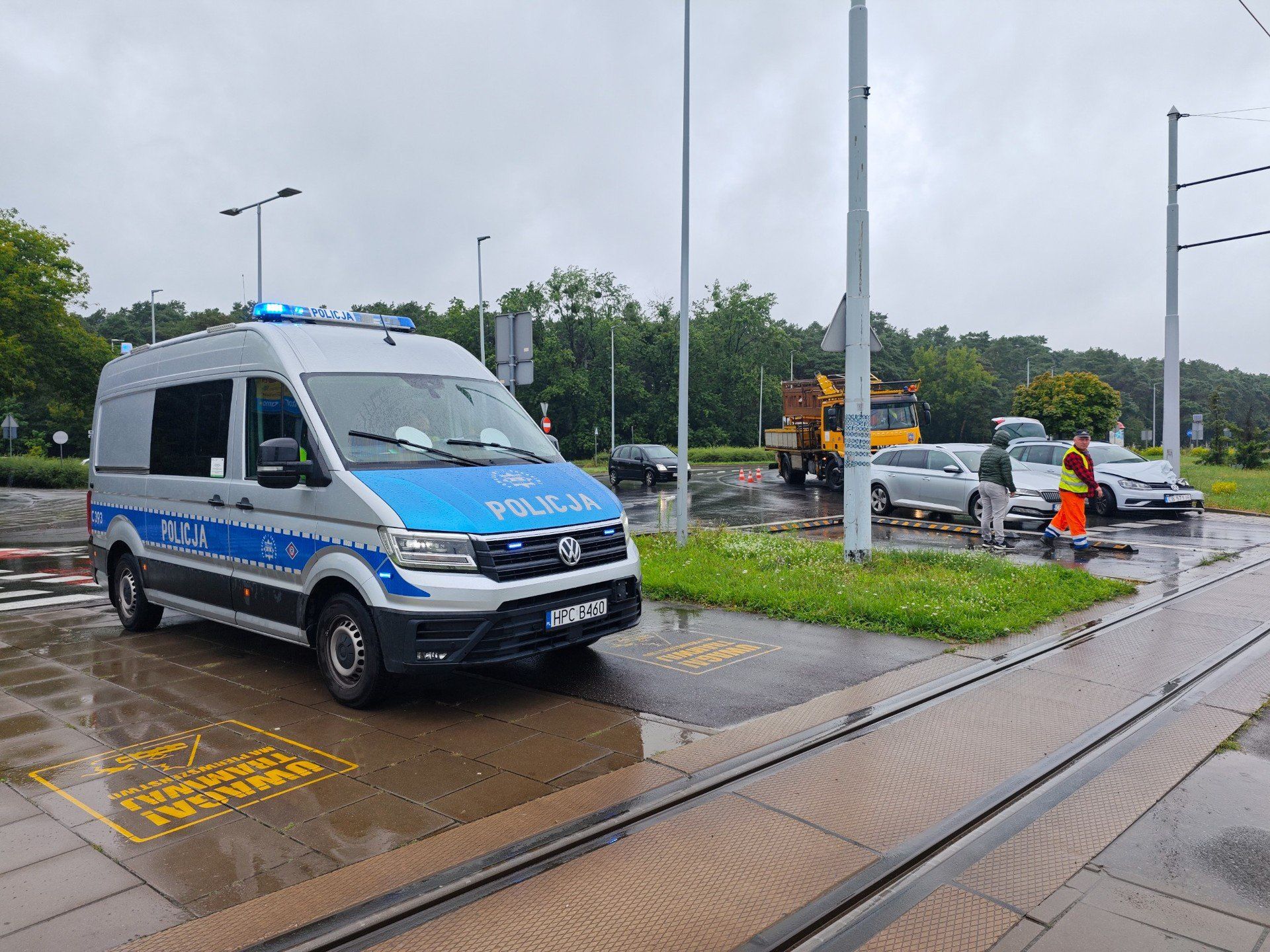 Na pl. Hoffmanna w Toruniu samochód osobowy zderzył się z tramwajem