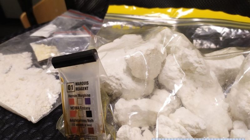 Wrocław. Diler narkotyków ujawnił się sam. Uderzał młotkiem we własny samochód