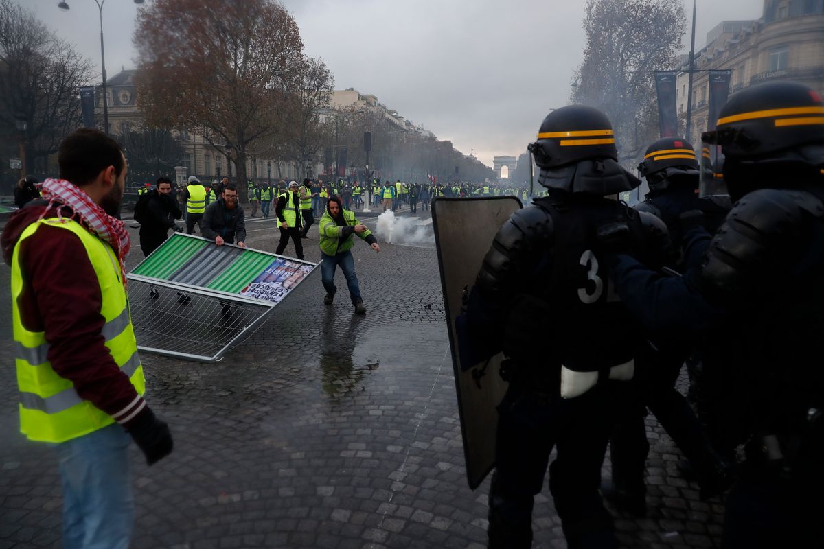 Protest "żółtych kamizelek" w Paryżu. Policja użyła gazu łzawiącego i armatek wodnych na Polach Elizejskich