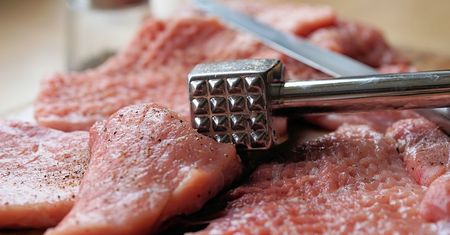 Urodziny zakończyła w areszcie. Jubilatka zaatakowała męża tłuczkiem do mięsa