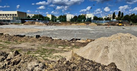 Inowrocław: Kryte lodowisko rośnie przy "Piątce". Tak postępują prace