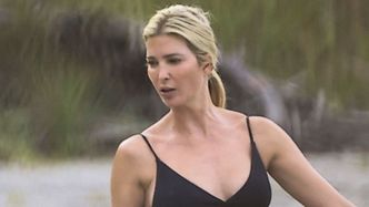 Przyodziana w bikini Ivanka Trump surfuje na plaży w Kostaryce. Forma marzenie?