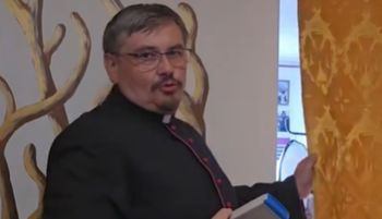 Ksiądz z Rybnika ma żonę. Nie zbiera tacy. Oto jak się utrzymuje