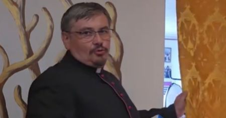 Ksiądz z Rybnika ma żonę. Nie zbiera tacy. Oto jak się utrzymuje