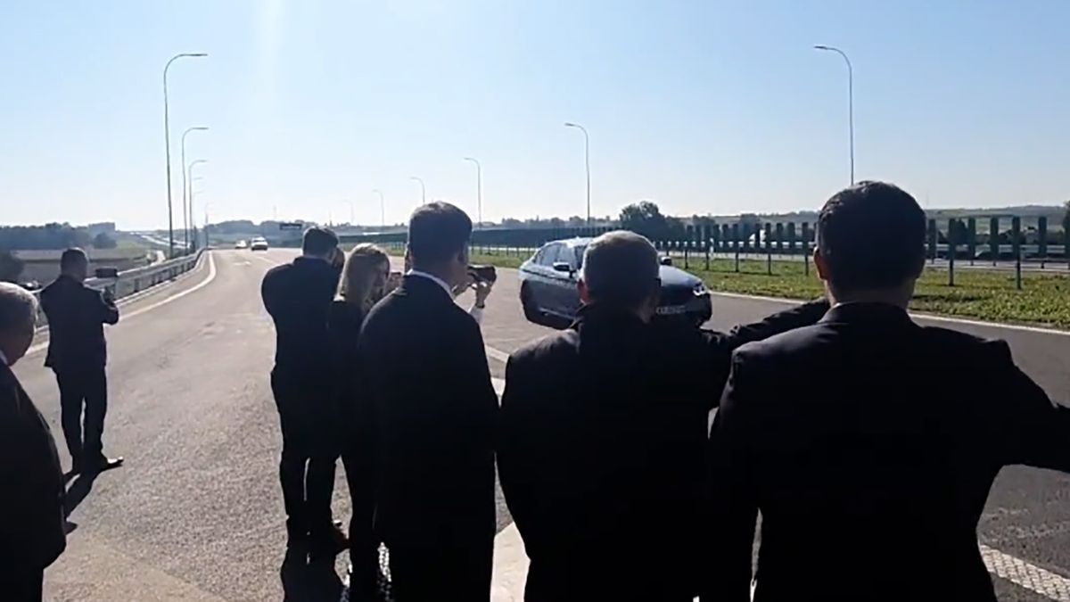 Minister Andrzej Adamczyk wraz z urzędnikami postanowił machać do przejeżdżających samochodów