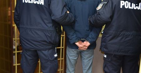 Małopolska: areszt dla 18-latka. Policja: groził bliskim nożem i siekierą