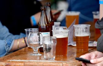 Są droższe od klasycznych piw, ale Polacy je pokochali. "Zainteresowanie będzie tylko rosnąć"