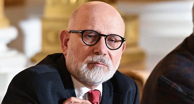 Szef KRRiT zarzuca prywatnym mediom gigantyczną manipulację wyborcami. „Wojna trzeciego pokolenia UB i AK”