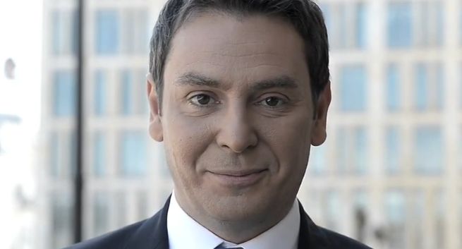 Michał Adamczyk prowadzi „Politykę przy kawie” w TVP1