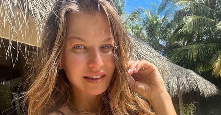 Anna Lewandowska pozuje w bikini w tropikach, chwaląc się wyrzeźbionym brzuchem (FOTO)