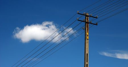 Śląskie. Ponad tysiąc odbiorców bez prądu z powodu silnego wiatru