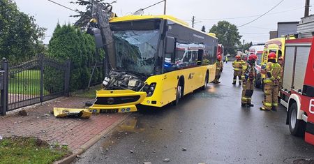 Koszmarny wypadek w Tarnowskich Górach. Autobus wbił się w słup