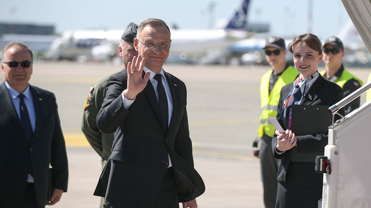 Warszawa, 13.05.2024. Prezydent RP Andrzej Duda (C) na lotnisku w Warszawie przed wylotem na Forum Ekonomiczne do Kataru, 13 bm. (ad) PAP/Marcin Obara