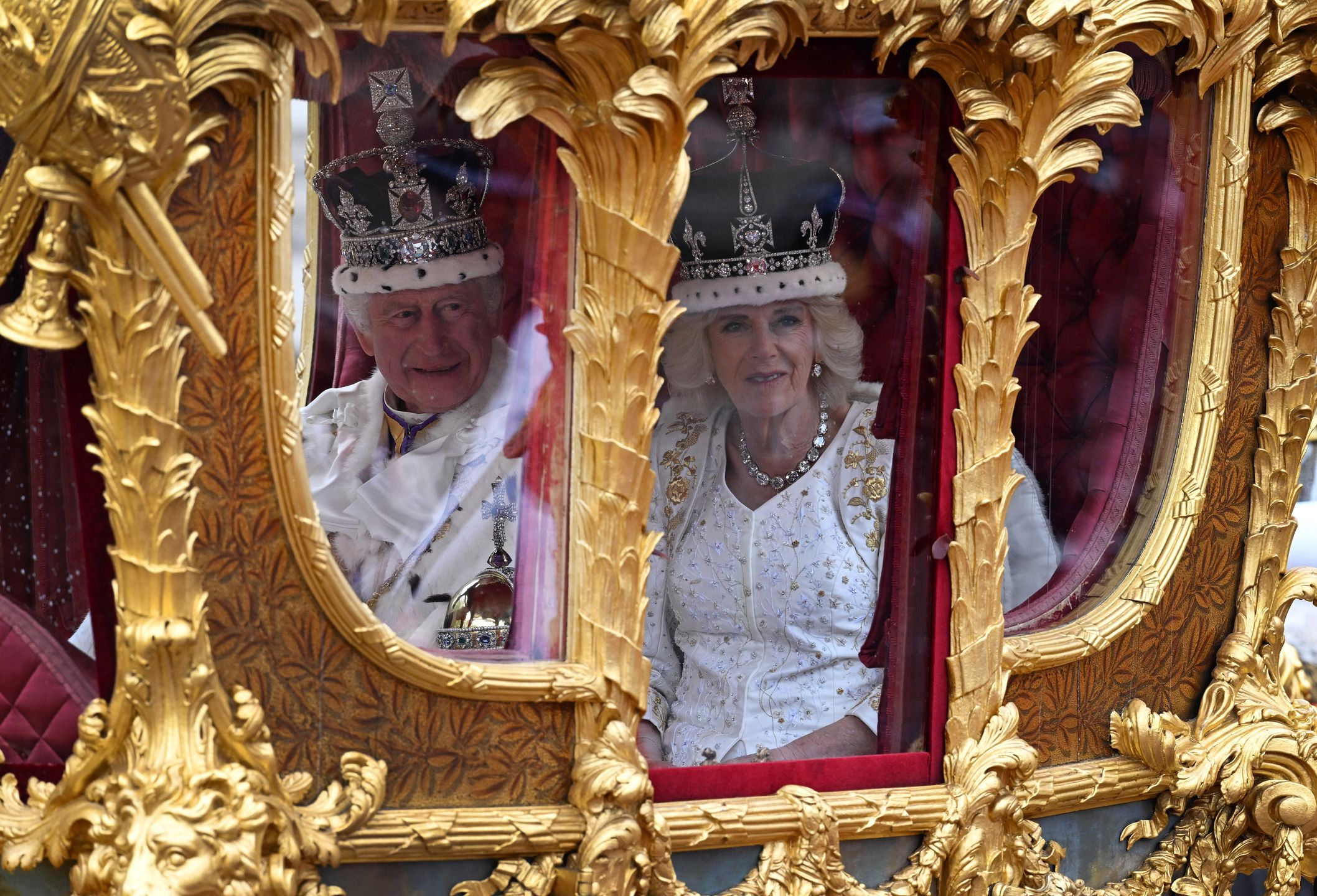 Król Karol III i królowa Camilla zmierzają do Pałacu Buckingham
