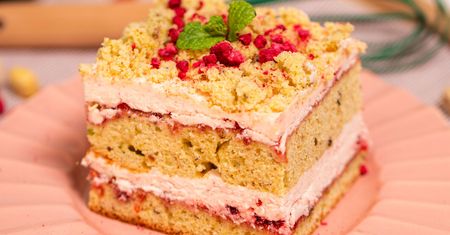 Pistacjowa Dama idealna na urodziny lub imieniny. Kostka pistacjowo-malinowa oczaruje gości