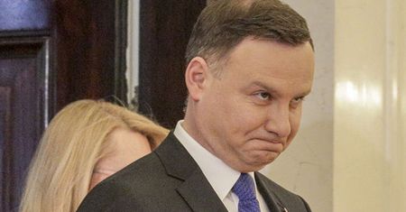 "Newsweek Polska" alarmuje: "Andrzej Duda obserwuje gimnazjalistkę Karolinę Wazelinę"