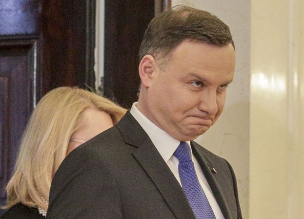 "Newsweek Polska" alarmuje: "Andrzej Duda obserwuje gimnazjalistkę Karolinę Wazelinę"