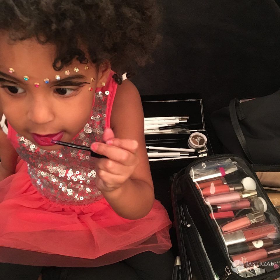 Córka Beyonce - Blue Ivy robi sobie makijaż